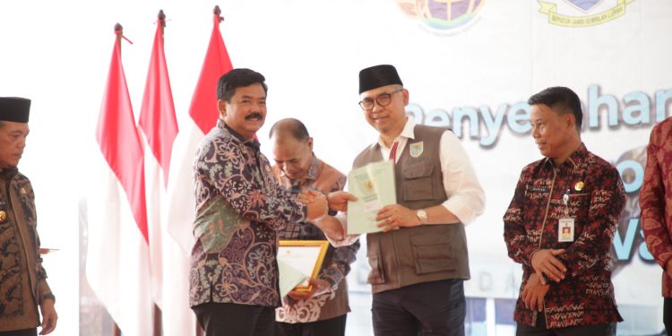 Wako Fasha terima Sertipikat dari Menteri ATR/Kepala BPN RI. (Foto : ist)