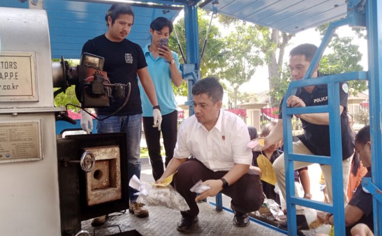 Andi Ichsan memusnahkan sabu. (Foto : Rolan - sinarjambi.com)