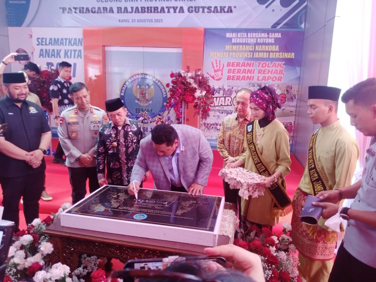 Petrus Reinhard Golose menandatangani prasasti peresmian gedung kantor BNNP Jambi. (Foto : Rolan - sinarjambi.com)