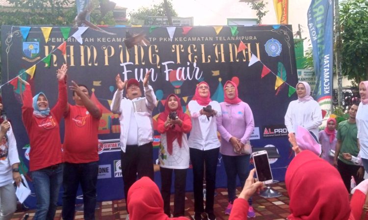 Maulana dan Nadiyah bersama Camat Telanai Pura dan istri melepas burung merpati tanda diluncurkannya Kampung Telanai. (Foto : Rolan - sinarjambi.com)