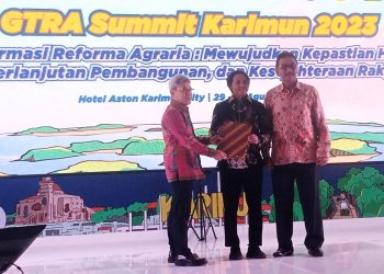 Raja Juli Antoni (tengah) menerima rumusan hasil GTRA Summit Karimun 2023 dari Dadat Dariatna (kiri). (Foto : Rolan - sinarjambi.com)