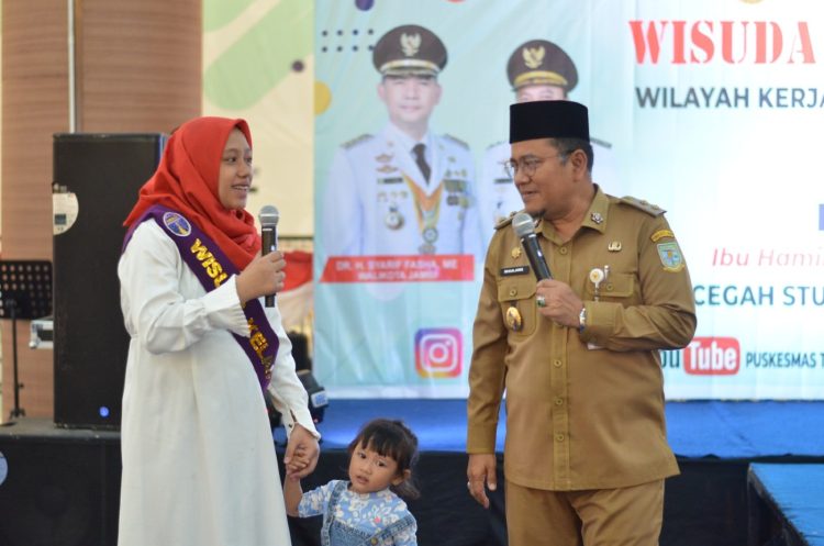 Wawako Maulana Wisuda 40 Ibu Hamil. (Foto : ist)