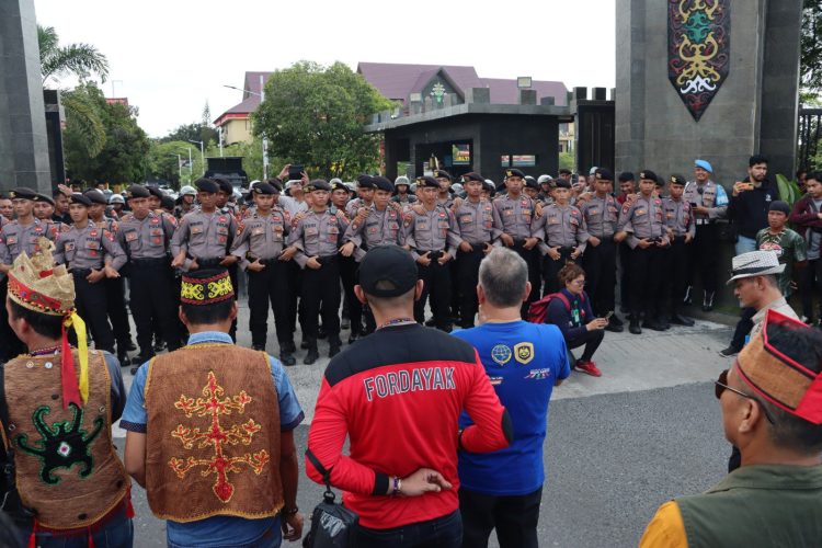 Polda Kalteng Amankan Aksi Damai Ormas Tuntut Rocky Gerung. (Foto : ist)