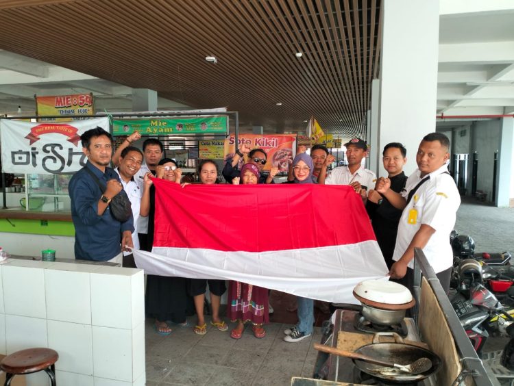 JMSI dan IPSI Bojonegoro Bagikan Ratusan Bendera Merah Putih. (Foto : ist)