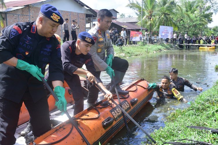 Polda Jambi Gotong Royong Bersihkan Aliran Sungai di Parit II Tanjabbar. (Foto : ist)