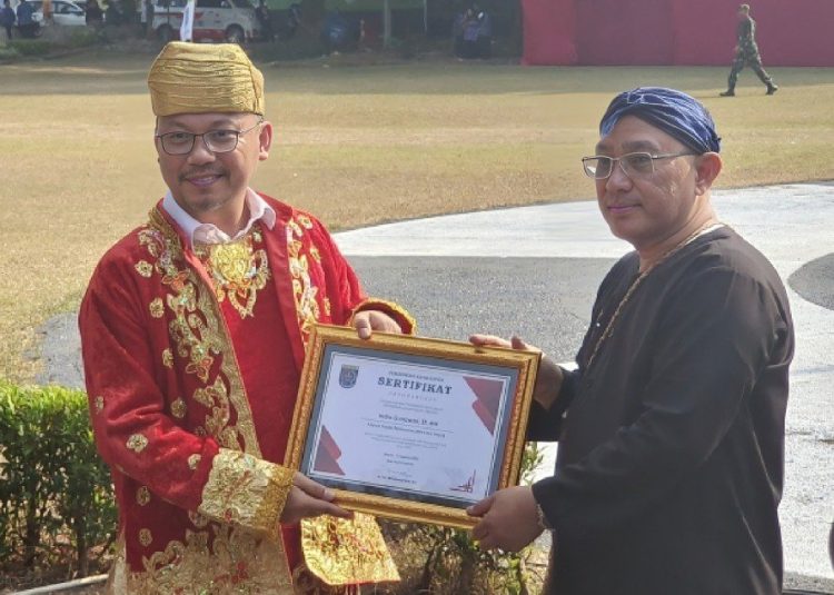 Wali Kota Depok Mohammad Idris menyerahkan penghargaan kepada Kepala BPN Depok Indra Gunawan usai upacara Kemerdekaan RI ke-78 di halaman Pemerintah Kota Depok. (Foto : BPN Kota Depok)