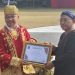 Wali Kota Depok Mohammad Idris menyerahkan penghargaan kepada Kepala BPN Depok Indra Gunawan usai upacara Kemerdekaan RI ke-78 di halaman Pemerintah Kota Depok. (Foto : BPN Kota Depok)