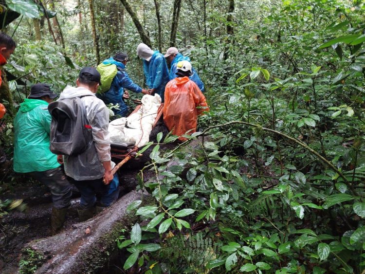 Seorang Pendaki Gunung Kerinci yang Cidera Kaki Berhasil Dievakuasi. (Foto : ist)