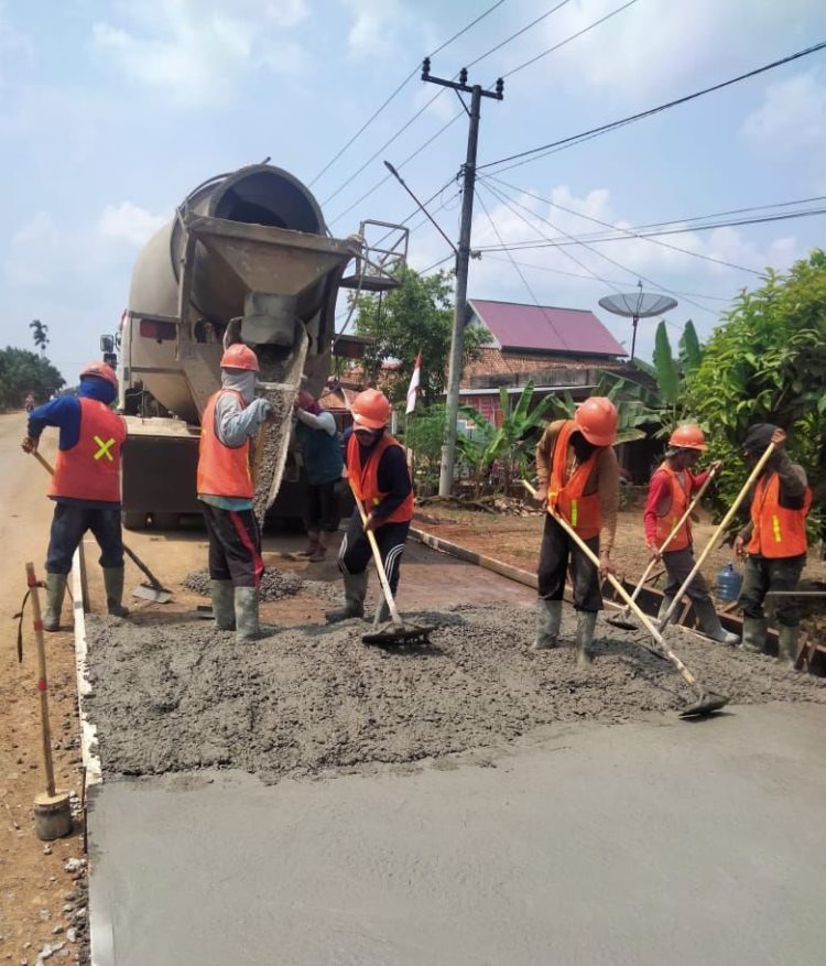 SKK Migas-PetroChina Bangun Jalan Blok D Geragai bagi Masyarakat Tanjabtim. (Foto : ist)