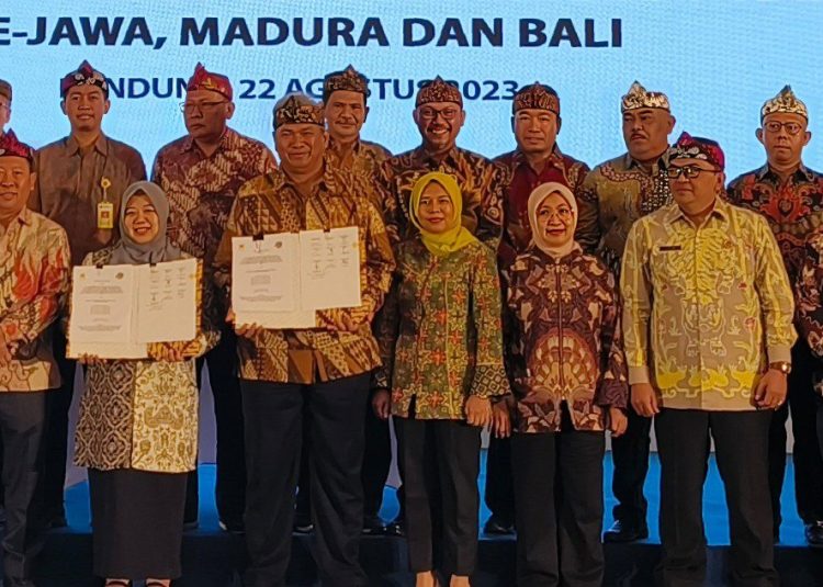 Penandatanganan perjanjian kerja sama antara General Manager PLN (Persero) dengan Kepala Kantor Wilayah Badan Pertanahan Nasional (BPN) Se-Jawa, Madura dan Bali  di Bandung, Jawa Barat, Selasa 22 Agustus 2023 yang diikuti seluruh kantor pertanahan. (Foto : BPN Kota Depok)