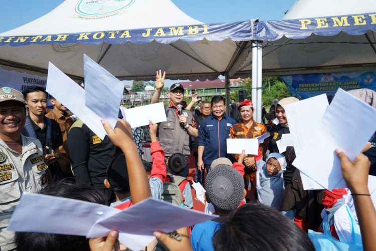 Wali Kota Fasha Kembali Serahkan Bantuan Kebakaran Legok. (Foto : ist)