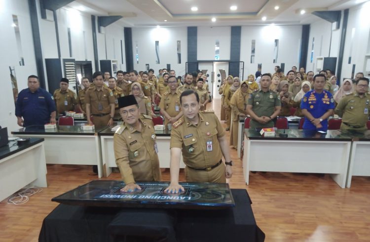 Maulana bersama Abu Bakar meluncurkan portal SPBE. (Foto : Rolan - sinarjambi.com)