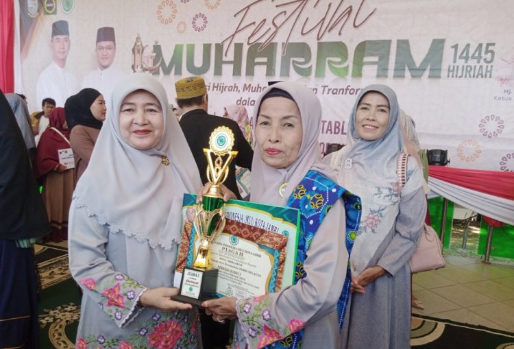 Laksmi Madjid menyerahkan piala kepada pemenang. (Foto : Rolan - sinarjambi.com)