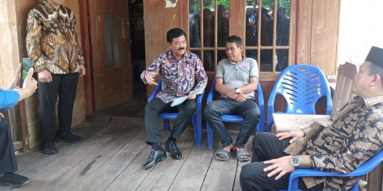Asmadi saat menerima sertipikat tanah gratis dari Menteri ATR/Kepala BPN. (Foto : Rolan - sinarjambi.com)