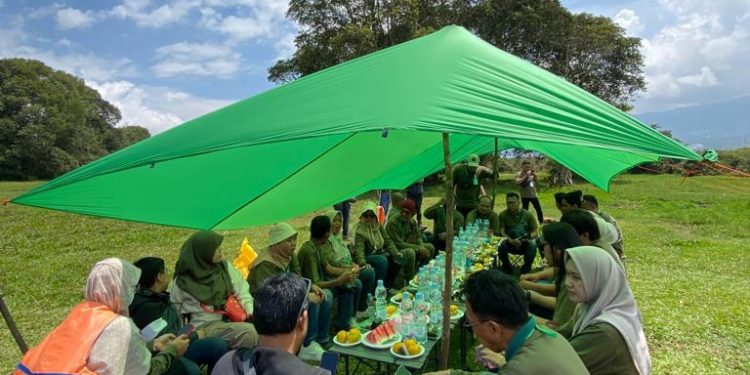 Suasana makan siang di alam terbuka di Rawa Bento yang masuk kawasan TNKS. (Foto : ist)