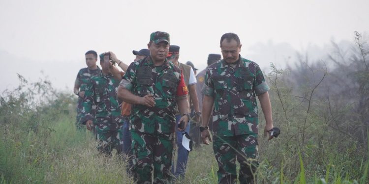 Respon Cepat Danrem Gapu Pimpin Padamkan Api Kebakaran Lahan Gambut. (Foto : ist)
