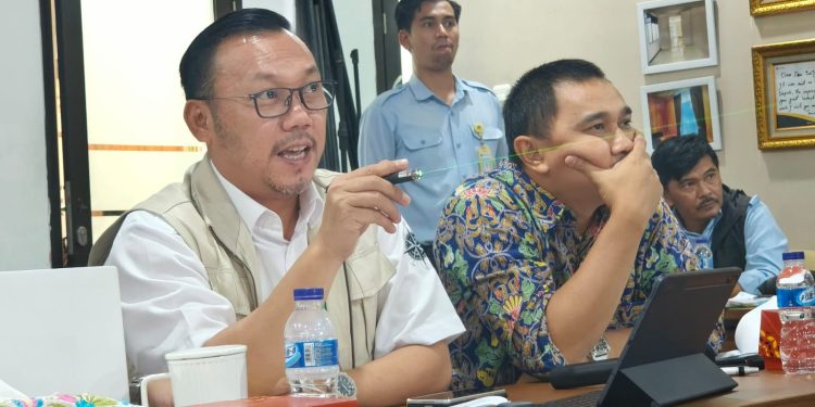 Kepala BPN Kota Depok Indra Gunawan memimpin rapat koordinasi kajian tanah sisa pengadaan Jalan Tol Cinere-Jagorawi, di aula BPN Kota Depok, Rabu 6 September 2023. (Foto: BPN Kota Depok)
