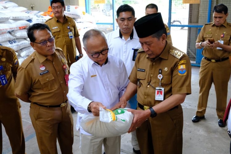 Wagub Sani Launching Penyaluran Bantuan Pangan Cadangan Beras Pemerintah. (Foto : ist)