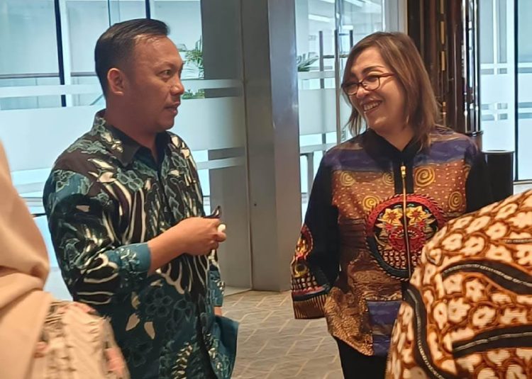 Indra Gunawan bersama Staf Ahli Menteri ATR/BPN dan selaku Plt Karo Humas Yulia Jaya Nirmawati bersama jajaran humas dan para kepala kantor pertanahan di sela-sela kegiatan Fullboard Meeting Konsolidasi Kehumasan, Monitoring dan Evaluasi Pengelolaan Pengaduan Masyarakat Kementerian ATR/BPN di Swissotel PIK Avenue. (Foto: BPN Kota Depok)