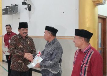 Menteri ATR/Kepala BPN Serahkan Sertipikat di Labuan Bajo. (Foto : ist)