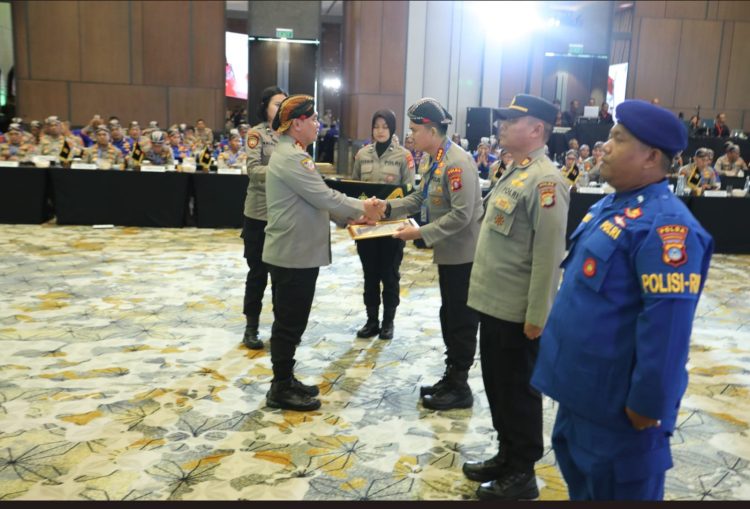 Berkat Aplikasi Rumah Betang SOC Presisi, Dirpamobvit Polda Kalteng Terima Penghargaan Baharkam Polri. (Foto : ist)