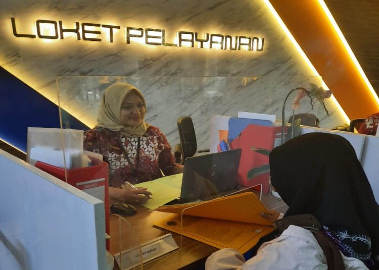 Petugas pelayanan Kantor Pertanahan Kota Depok memberikan penjelasan terkait dengan prosedur dan tata cara HGB Bisa Diubah SHM. (Foto: BPN Kota Depok)