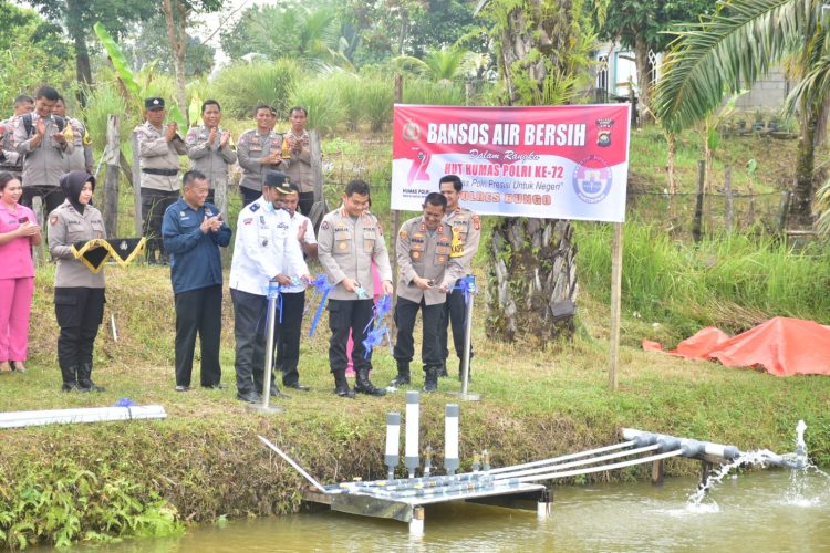 Polda Jambi Bersama Polres Bungo Bantu Pembuatan Pompa Air Bersih. (Foto : ist)