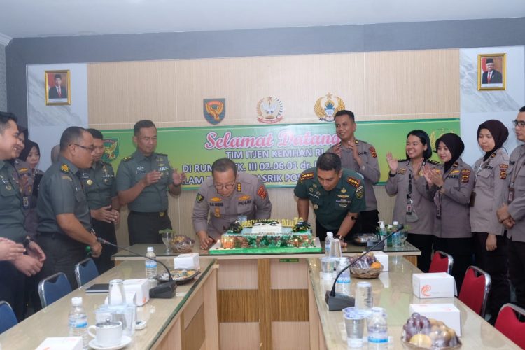 Karumkit Bhayangkara Polda Jambi Beri Kue Kejutan ke RS DKT Bratanata. (Foto : ist)