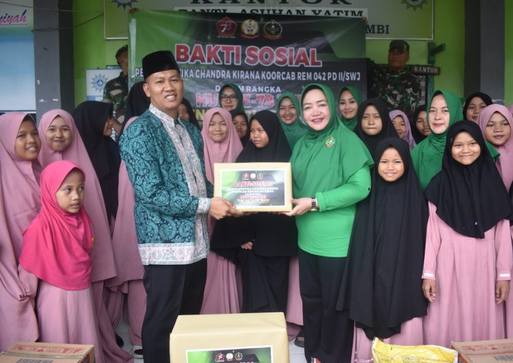 Wiwik Supriono menyerahkan bantuan ke panti asuhan Muhammadiyah kota Jambi. (Foto : ist)