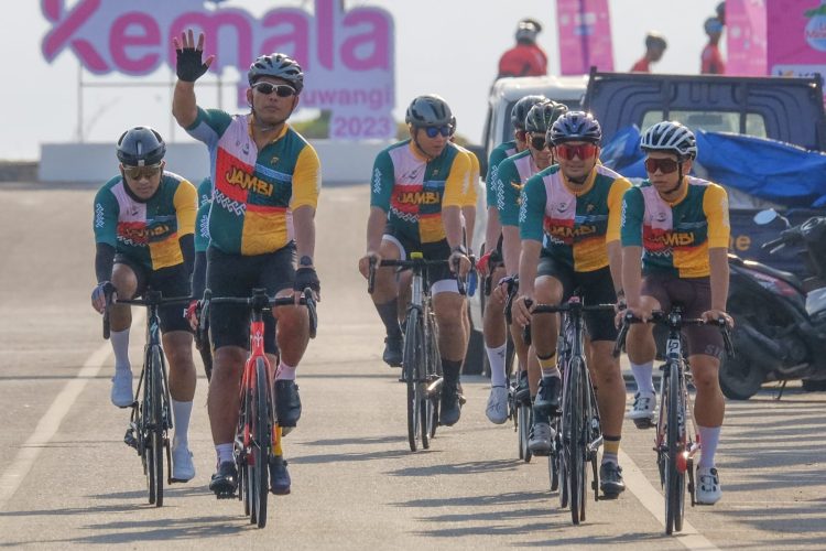 9 Personel Polda Jambi Ikuti Balap Sepeda Tour of Kemala Banyuwangi. (Foto : ist)