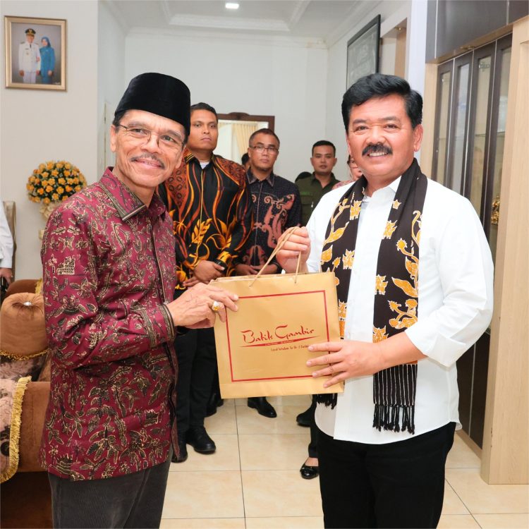 Serahkan Sertipikat Tanah Ulayat, Menteri ATR/Kepala BPN Tuai Apresiasi dari Komisi II DPR RI. (Foto : ist)