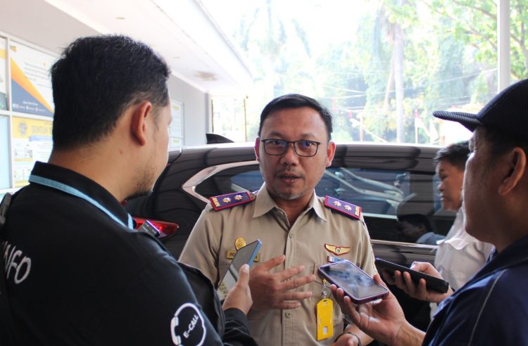 Indra Gunawan memberikan penjelasan kepada wartawan terkait progres program yang telah dijalankan kantor pertanahan termasuk langkah aktif menyambut program Sertipikat Elektronik yang akan digulirkan Kementerian ATR/BPN. (Foto: BPN Kota Depok)