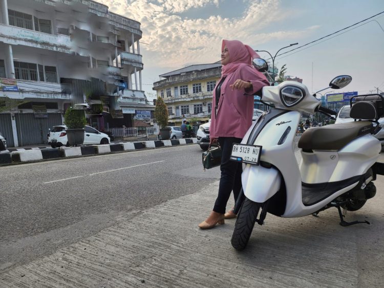 Mita Makin Percaya Diri Sejak Tunggangi Yamaha Grand Filano. (Foto : ist)