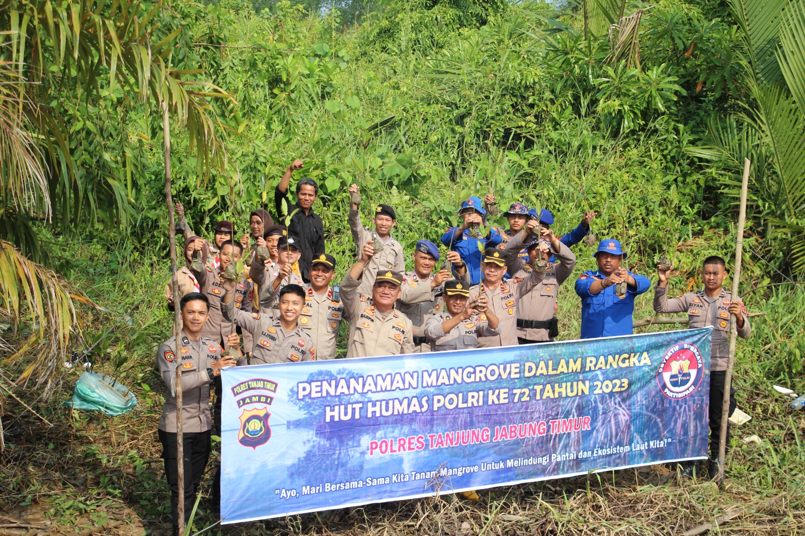 Bidhumas Polda Jambi Tanam Mangrove di Tanjabtim. (Foto : ist)