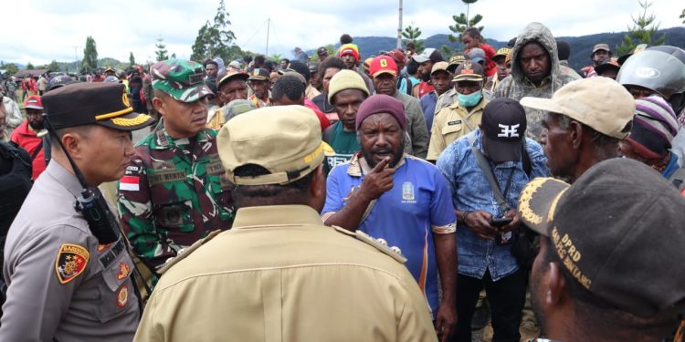 Kodim 1715/Yahukimo Dampingi Masyarakat Kembali Ke Distrik Serambakon. (Foto : ist)