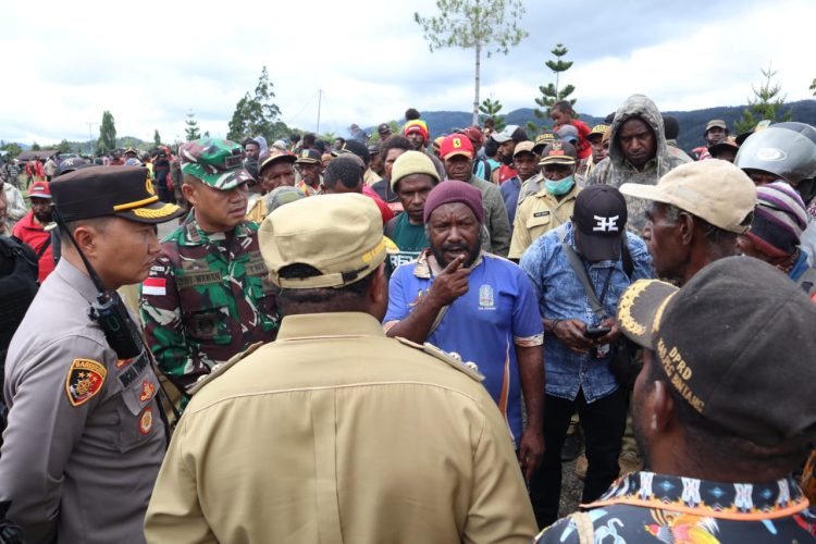 Kodim 1715/Yahukimo Dampingi Masyarakat Kembali Ke Distrik Serambakon. (Foto : ist)