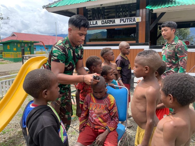 Tukang Cukur Favorit Anak-Anak di Intan Jaya. (Foto : ist)