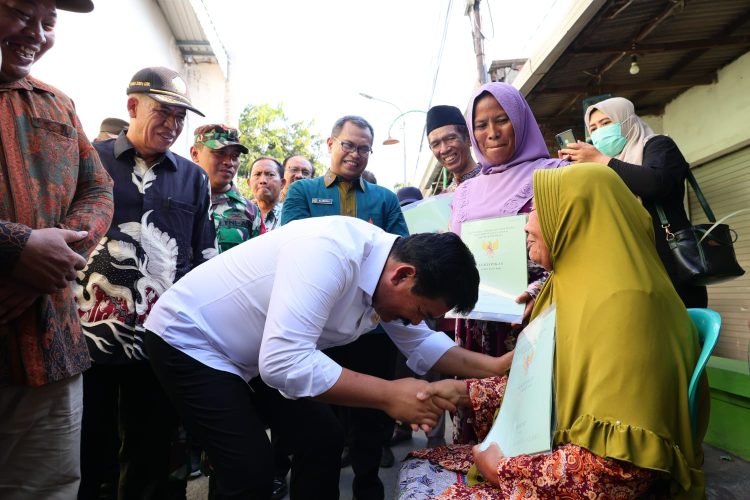 Turun ke Desa Sedati Gede, Menteri ATR/Kepala BPN Serahkan Sertipikat Hasil PTSL. (Foto : ist)