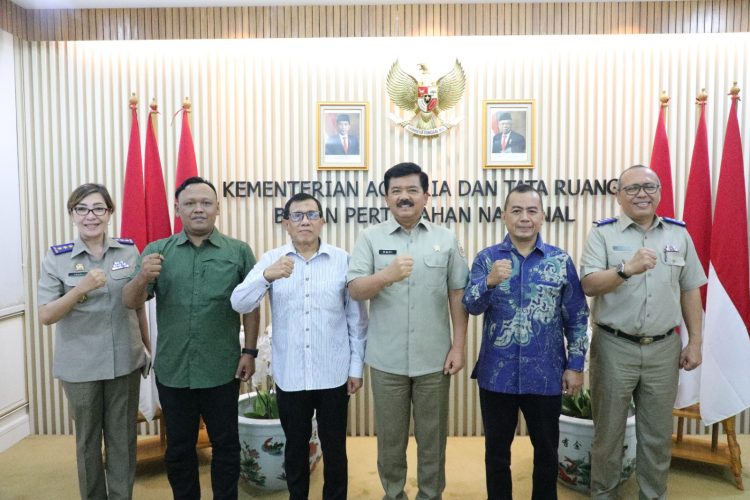 Menteri Agraria dan Tata Ruang/Badan Pertanahan Nasional (ATR/BPN) Hadi Tjahjanto dan jajarannya berdialog dengan Ketua PWI Pusat Hendry Ch. Bangun, Sekretaris Jenderal Sayid Iskandarsyah, dan Sekretaris Bidang Aset Syaiful Amri, terkait aset PWI di daerah. (Foto: Kementerian ATR/BPN)