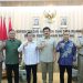 Menteri Agraria dan Tata Ruang/Badan Pertanahan Nasional (ATR/BPN) Hadi Tjahjanto dan jajarannya berdialog dengan Ketua PWI Pusat Hendry Ch. Bangun, Sekretaris Jenderal Sayid Iskandarsyah, dan Sekretaris Bidang Aset Syaiful Amri, terkait aset PWI di daerah. (Foto: Kementerian ATR/BPN)