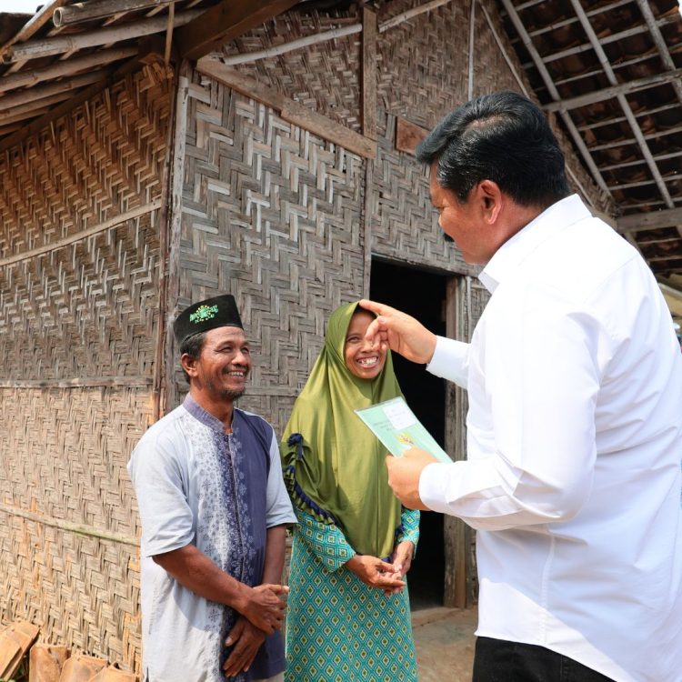 Keharuan Sepasang Buruh Tani Akhirnya Dapatkan Sertipikat Setelah Menanti 20 Tahun. (Foto : ist)