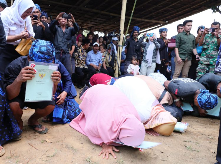 Terima Sertipikat dari Menteri ATR/Kepala BPN, Warga Gunung Anten Sujud Syukur. (Foto : ist)