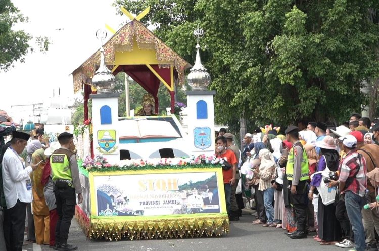 Pawai Ta’aruf STQH XXVII Tingkat Nasional Mobil Hias Merangin Tampil Memukau. (Foto : ist)