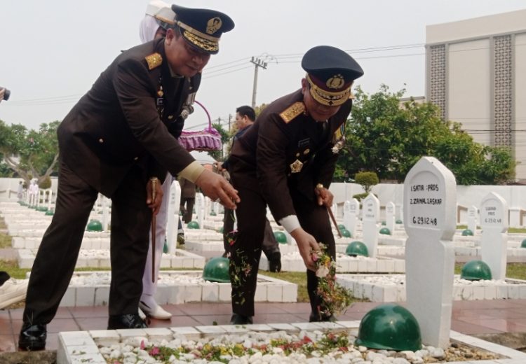 Kapolda Jambi Turut Tabur Bunga di Ziarah Nasional HUT Ke-78 TNI. (Foto : Rolan - sinarjambi.com)