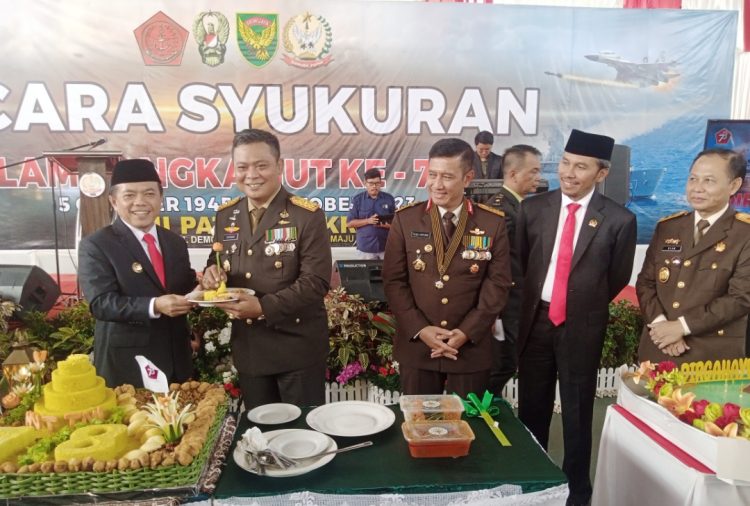 Al Haris menyerahkan potongan nasi tumpeng kepada Danrem Gapu. (Foto : Rolan - sinarjabi.com)