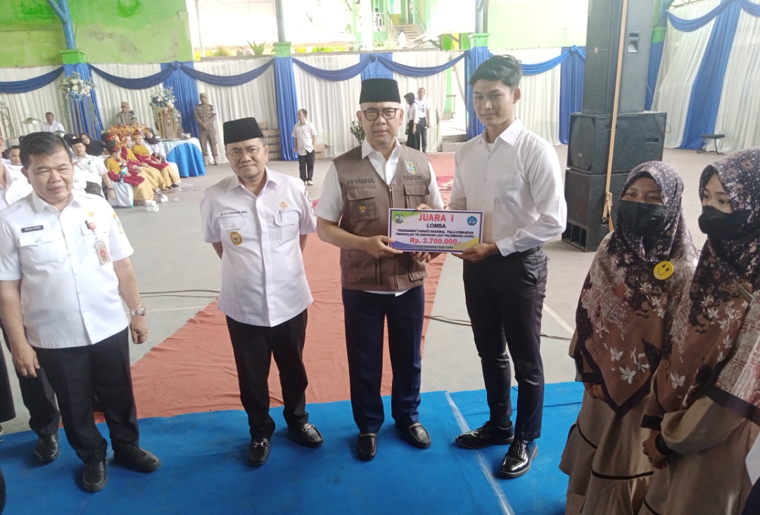 Fasha Serahkan Penghargaan ke Guru dan Siswa Berprestasi. (Foto : Rolan - sinarjambi.com)