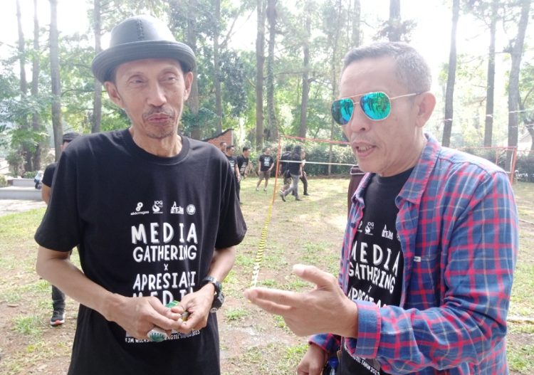 Mursyid Sonsang (kanan) bersama Oktaf Riady di sela-sela Media Gathering. (Foto : Rolan - sinarjambi.com)