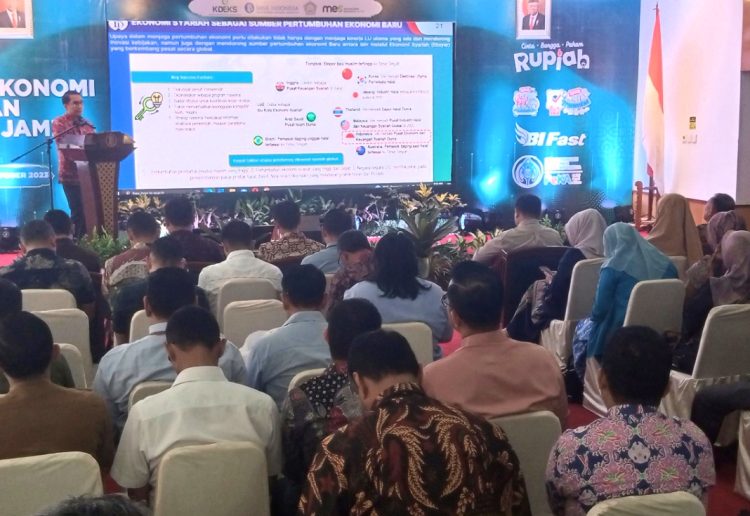 Paparan Hermanto di Forum Ekonomi dan Bisnis Jambi. (Foto : Rolan - sinarjambi.com)