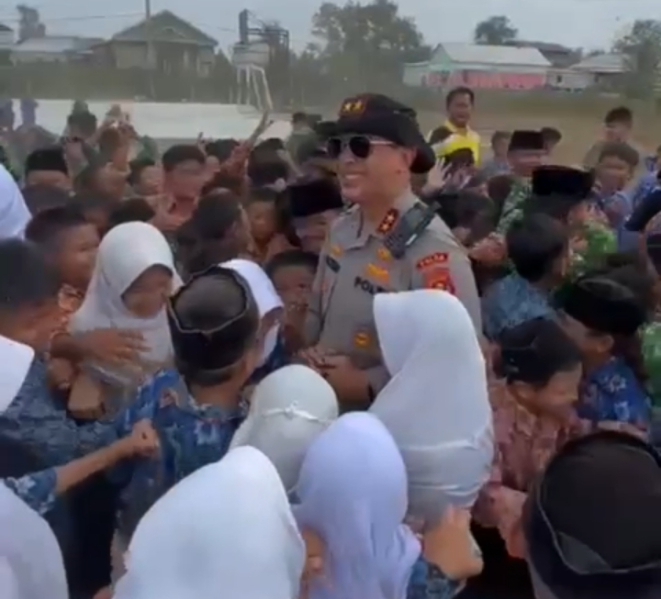 Kapolda Sumsel disambut suka cita murid Madrasah Al Ishlah. (Foto : ist)