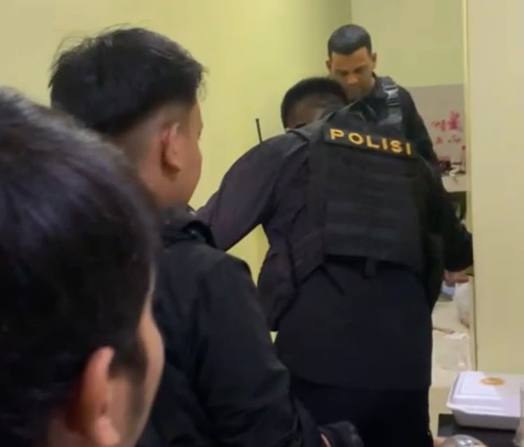 Team Hunter Reborn Presisi Polrestabes Palembang Selamatkan Warga Diduga Coba Akhiri Hidup. (Foto : ist)